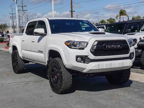 Used 2017 Toyota Tacoma TRD Sport w/ Tow Package (A/T) image 3