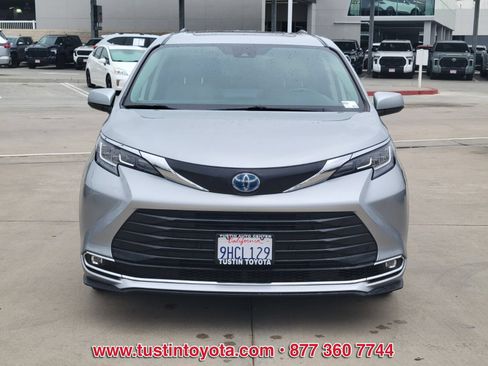 Used 2023 Toyota Sienna XLE FWD image 8