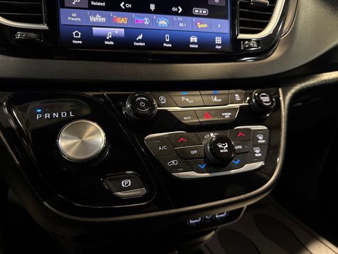 Used 2025 Chrysler Pacifica Select image 21