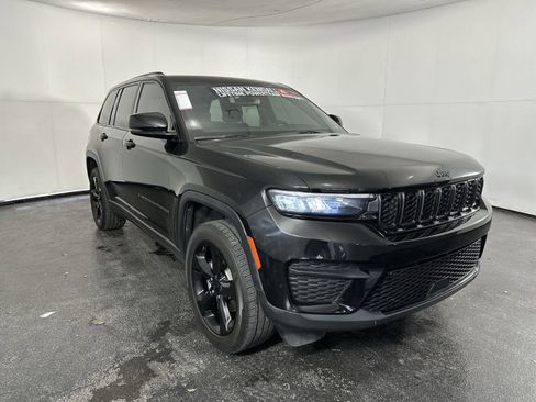Used 2022 Jeep Grand Cherokee Altitude RWD image 2