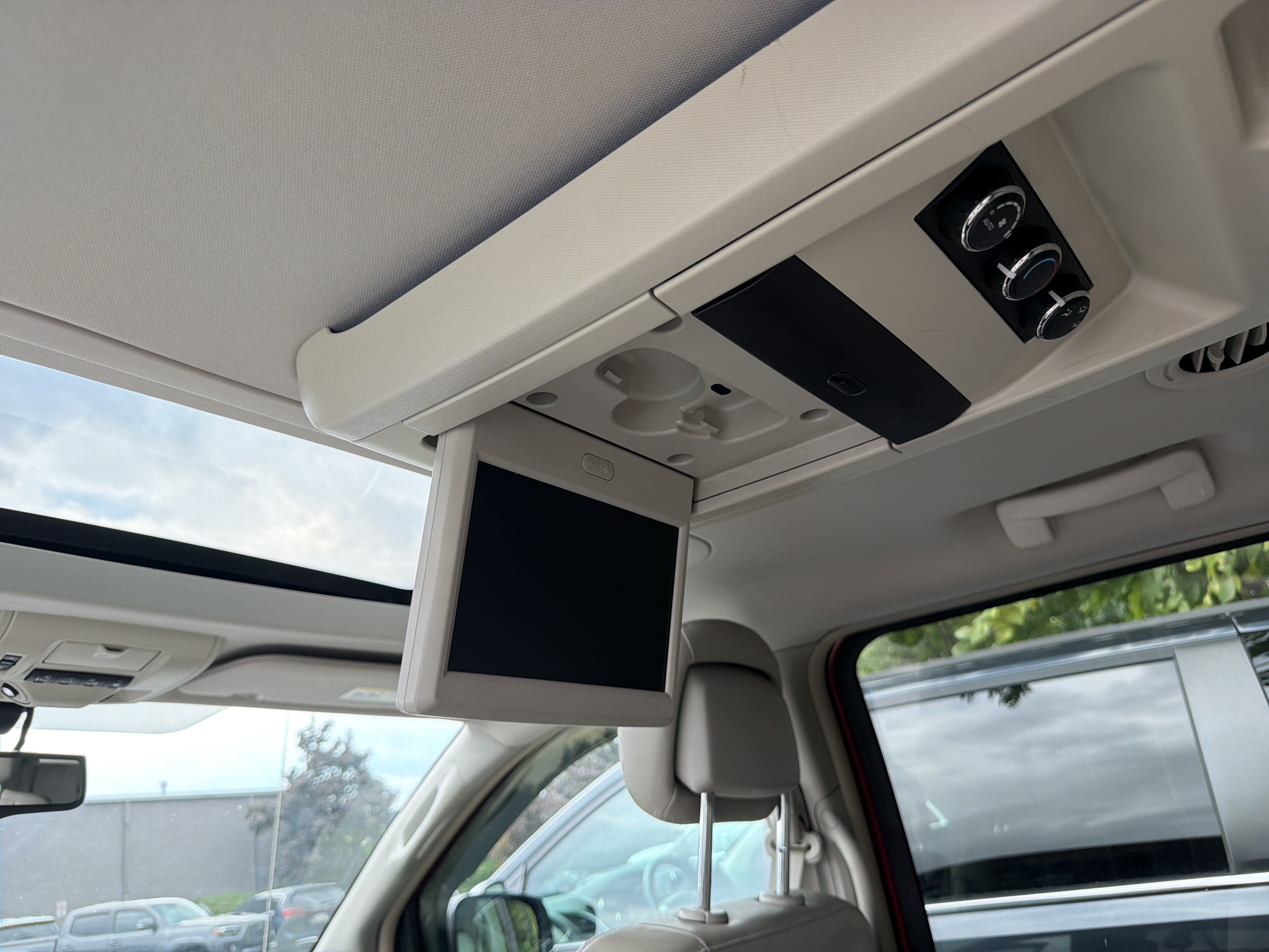 Used 2014 Chrysler Town & Country Touring-L w/ Driver Convenience Group FWD image 15