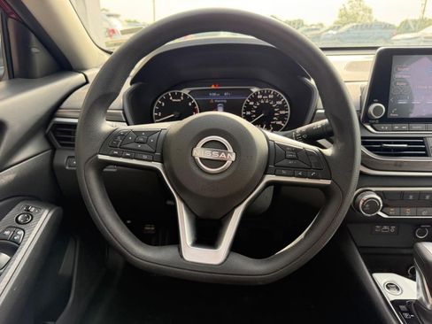 Used 2024 Nissan Altima 2.5 SV FWD image 11