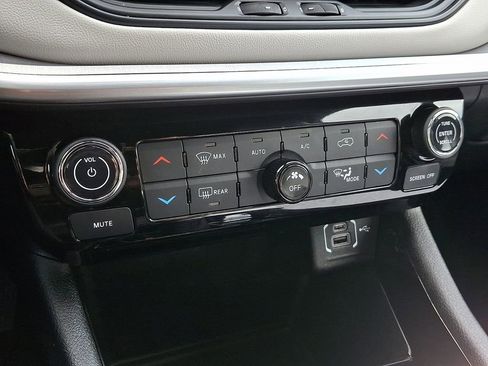 Used 2025 Jeep Compass Limited AWD/4WD image 17