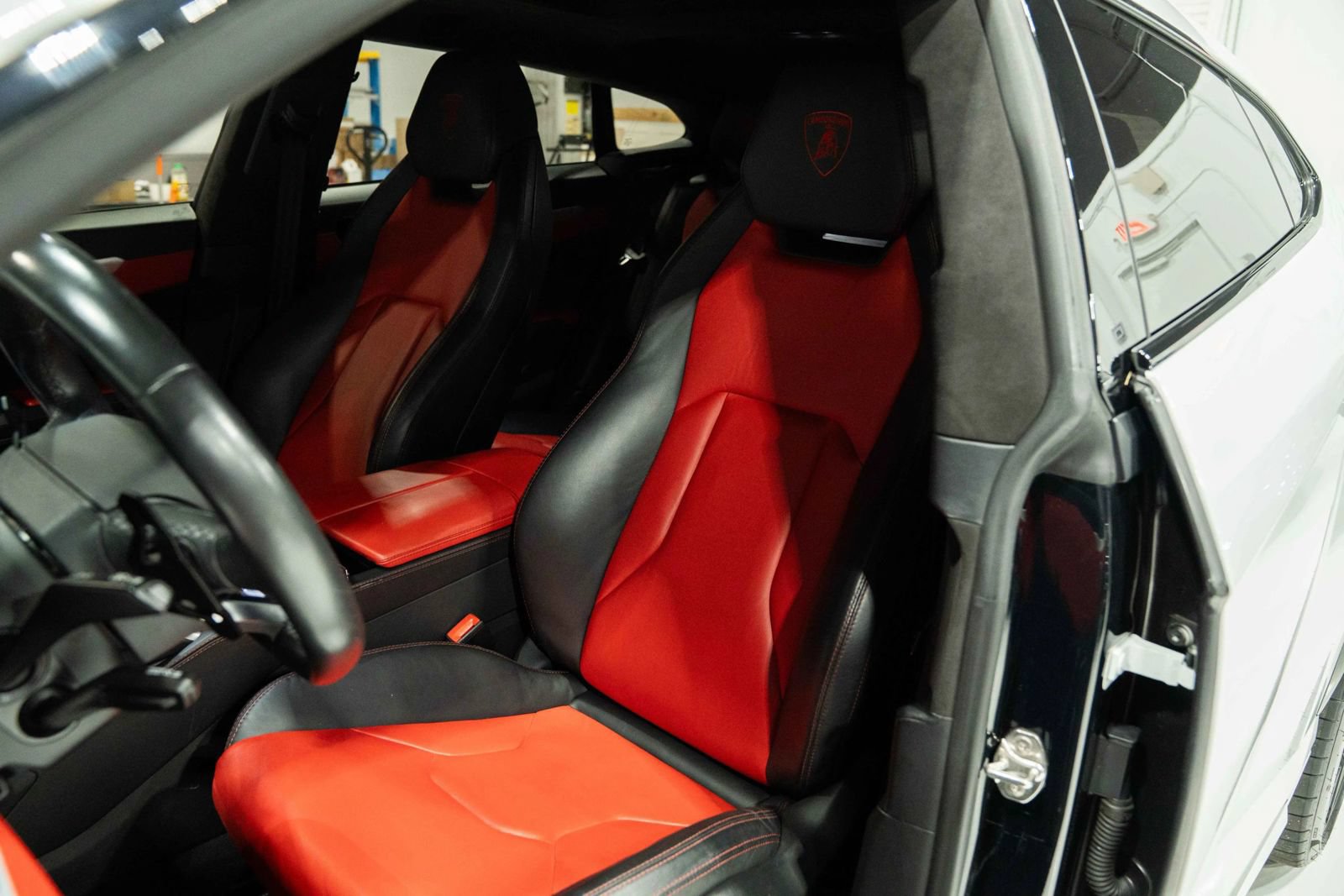 Used 2022 Lamborghini Urus AWD/4WD image 23