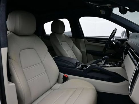 Used 2022 Porsche Cayenne GTS AWD/4WD image 18