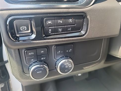 Used 2025 GMC Yukon Denali AWD/4WD image 13