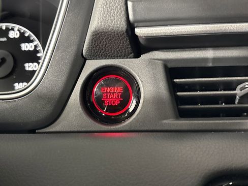 Used 2025 Honda Pilot Sport image 25