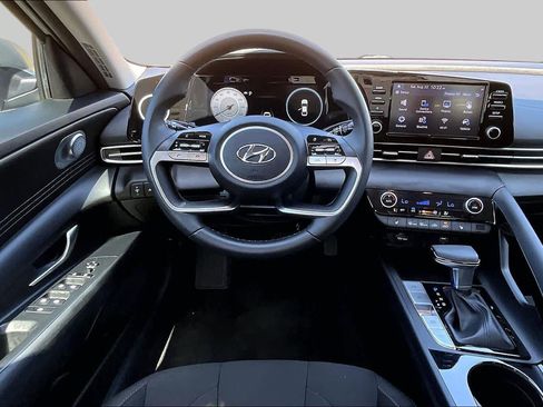 Used 2022 Hyundai Elantra SEL w/ Convenience + Premium Package FWD image 6