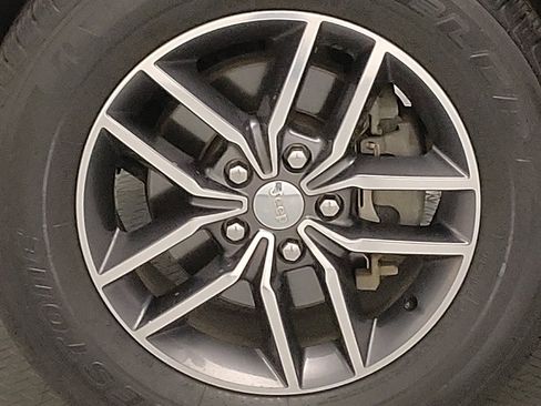 Used 2018 Jeep Grand Cherokee Laredo RWD image 31