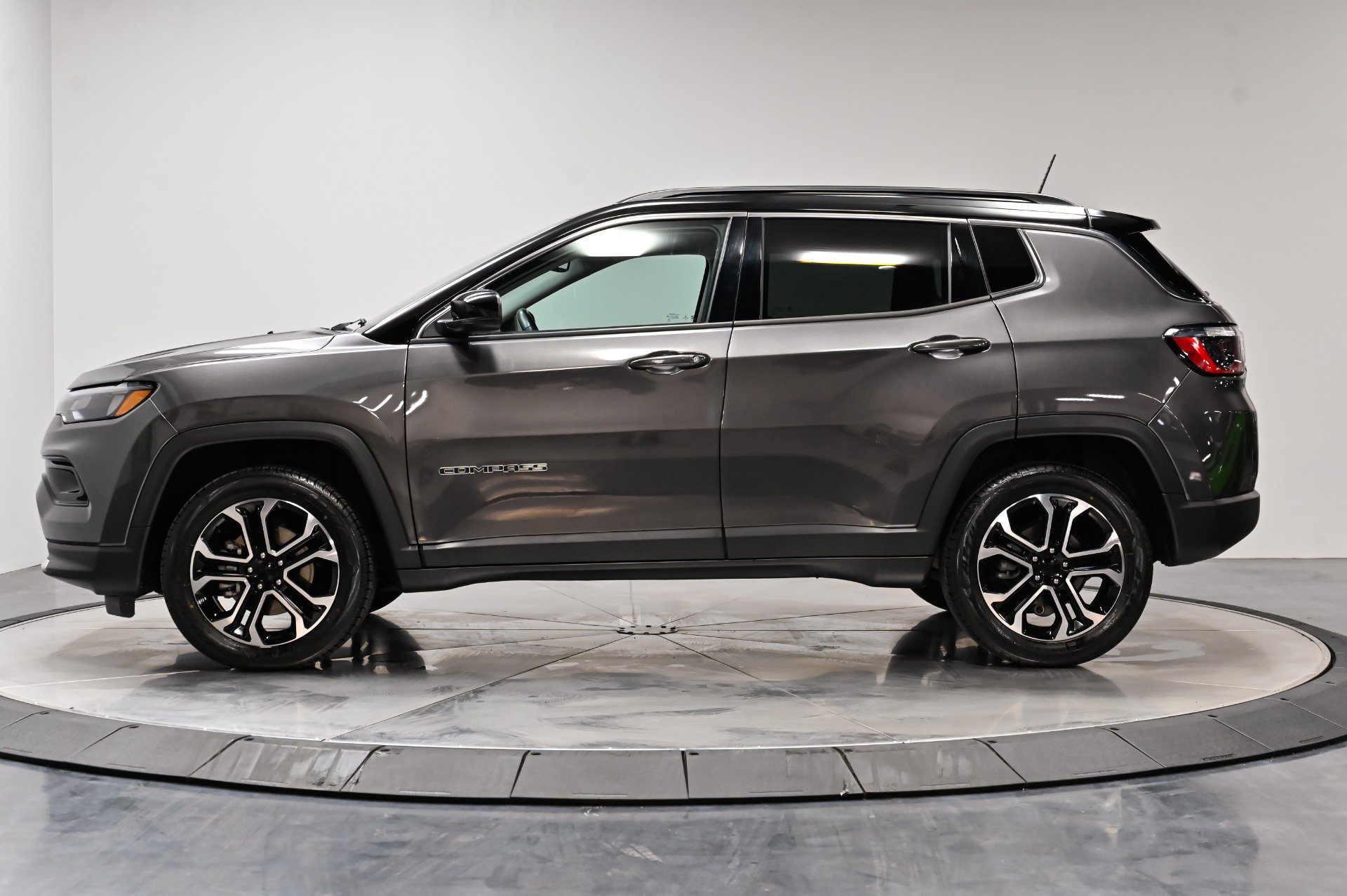 Used 2022 Jeep Compass Limited AWD/4WD image 14