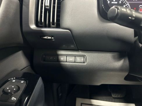 Used 2024 Nissan Pathfinder SL AWD/4WD image 16