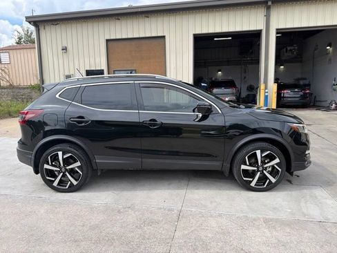 Used 2022 Nissan Rogue Sport SL w/ Premium Package FWD image 2