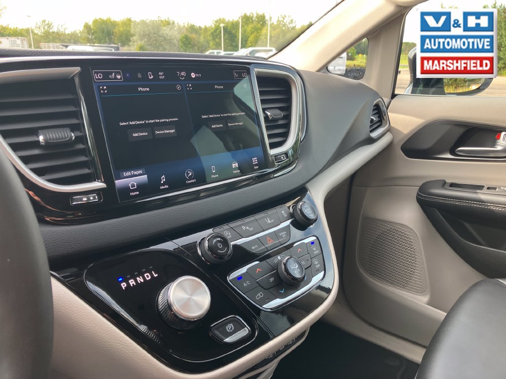 Used 2024 Chrysler Pacifica Touring-L FWD image 15
