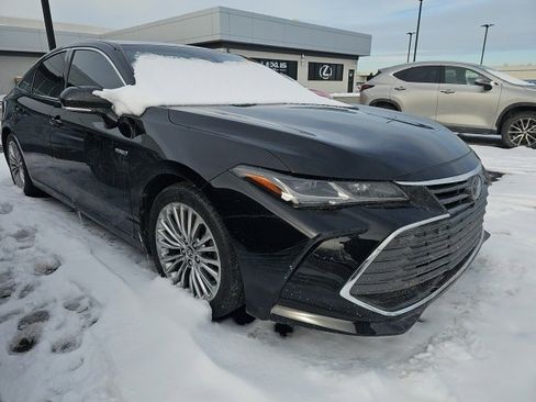 Used 2020 Toyota Avalon Limited image 2