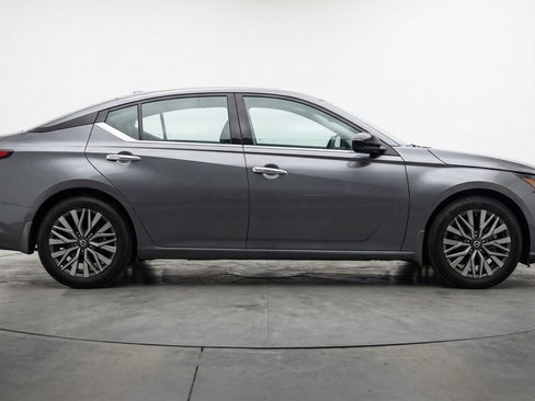 Used 2025 Nissan Altima 2.5 SV image 11