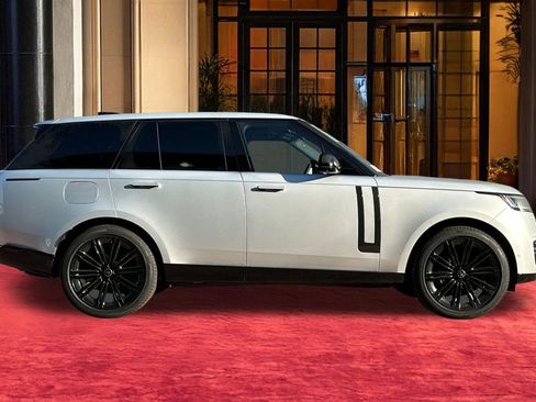 Used 2025 Land Rover Range Rover SE AWD/4WD image 6