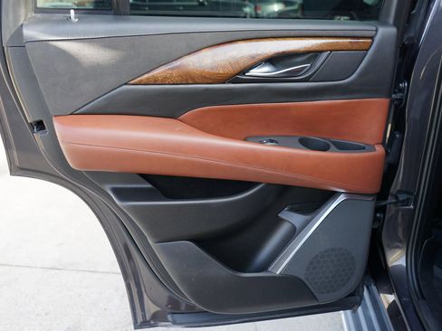 Used 2016 Cadillac Escalade Luxury image 34