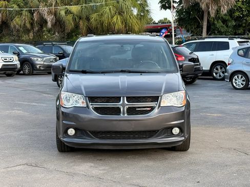 Used 2017 Dodge Grand Caravan SXT FWD image 2