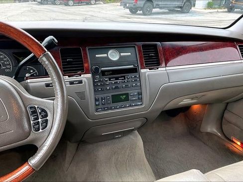 Used 2003 Lincoln Town Car Signature RWD image 9