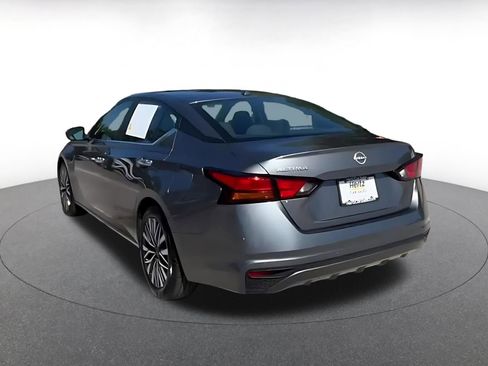 Used 2025 Nissan Altima 2.5 SV FWD image 11
