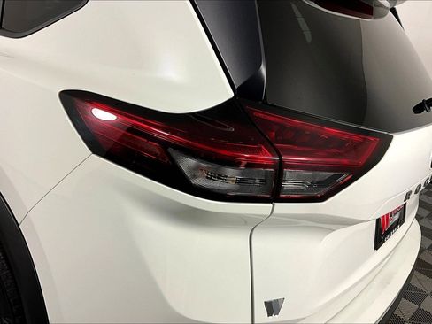 Used 2024 Nissan Rogue S image 23