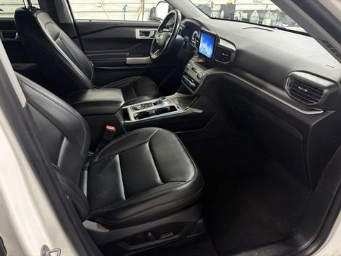 Used 2021 Ford Explorer XLT w/ Equipment Group 202A AWD/4WD image 17