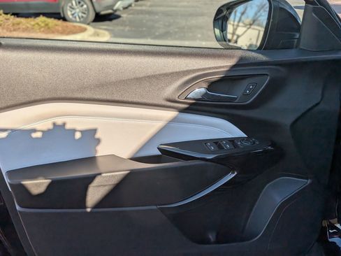 Used 2025 Chevrolet Trax LT w/ LT Convenience Package image 14