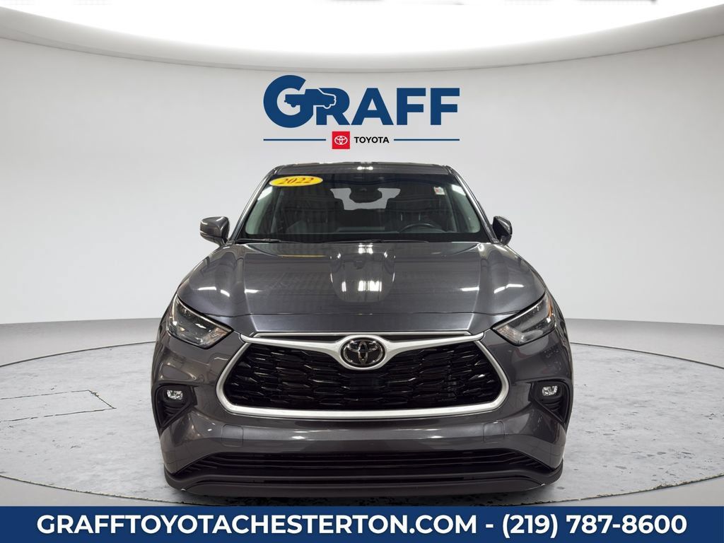 Used 2022 Toyota Highlander LE AWD/4WD image 3