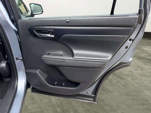 Used 2020 Toyota Highlander XLE FWD image 32