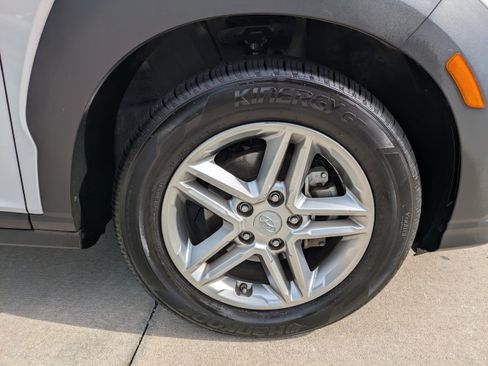 Certified 2022 Hyundai Kona SE FWD image 9