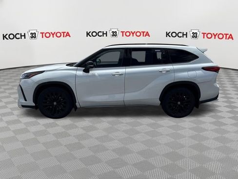 Used 2023 Toyota Highlander XSE AWD/4WD image 4