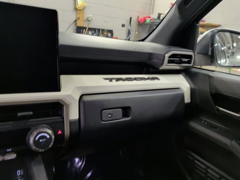 Used 2024 Toyota Tacoma TRD Sport image 31