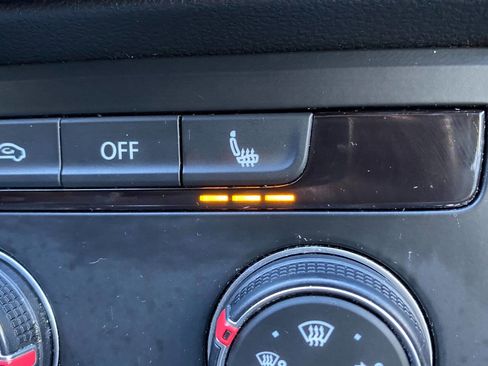 Used 2022 Volkswagen Taos SE w/ Panoramic Sunroof Package image 35