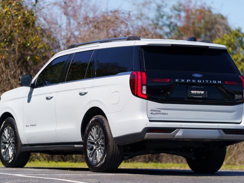 Used 2026 Ford Expedition Platinum image 3