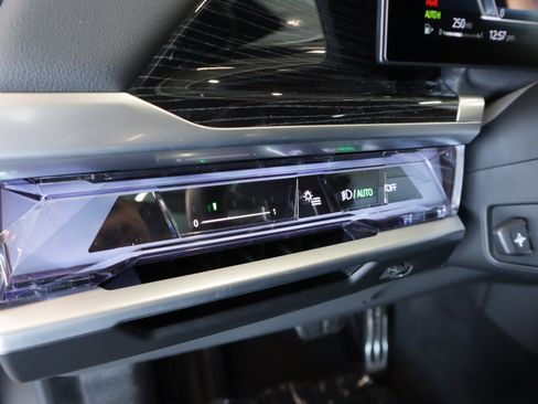Used 2025 BMW 740i w/ Premium Package RWD image 23