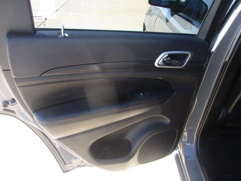 Used 2019 Jeep Grand Cherokee Altitude image 6