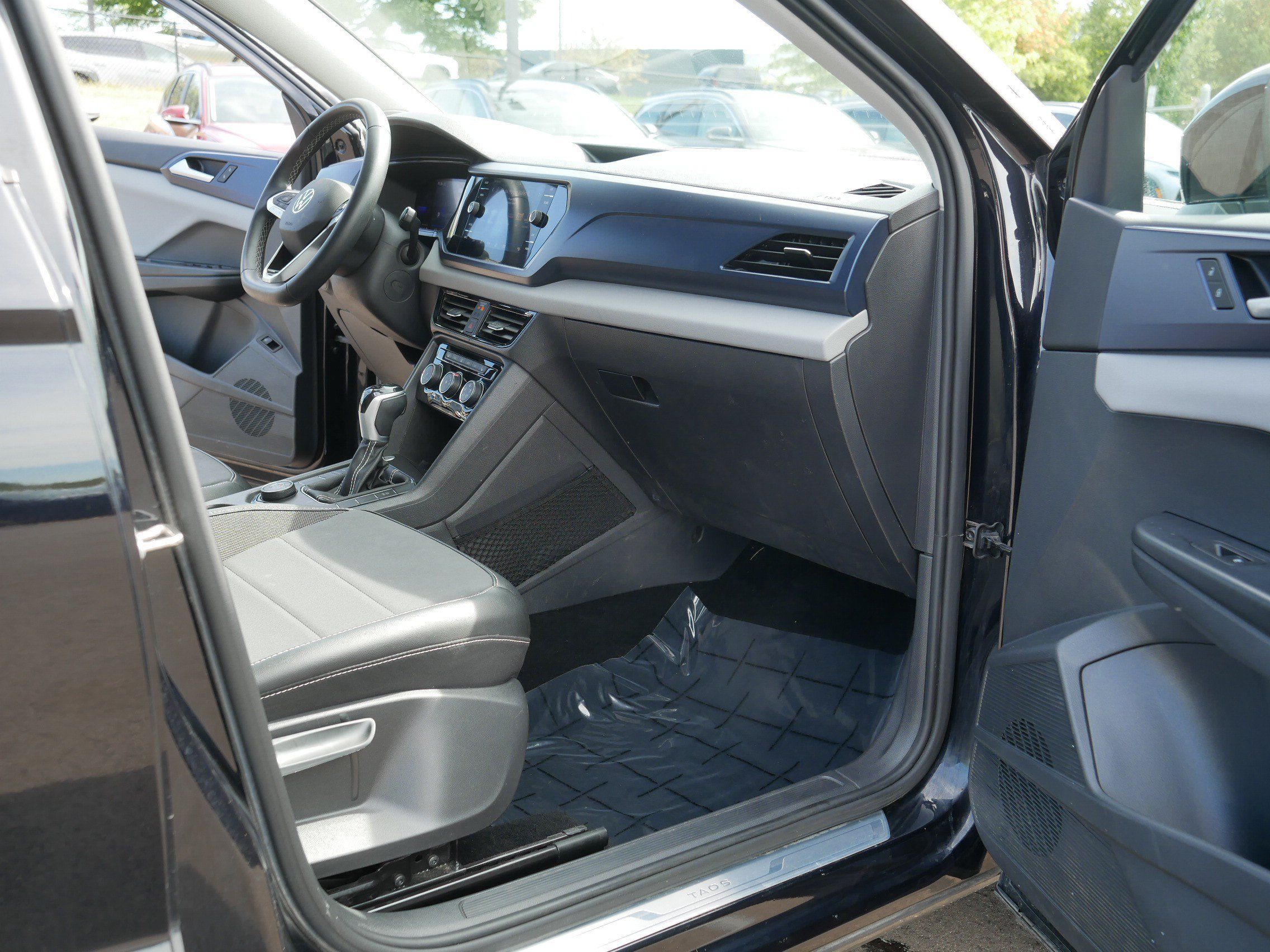 Used 2023 Volkswagen Taos SE w/ Panoramic Sunroof Package AWD/4WD image 19