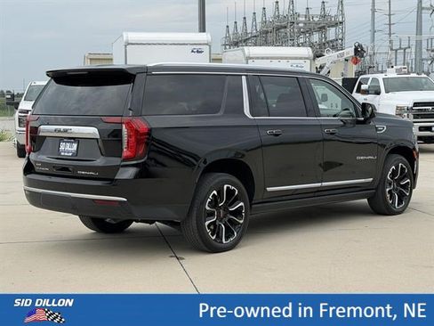 Certified 2022 GMC Yukon XL Denali w/ Denali Premium Package AWD/4WD image 4