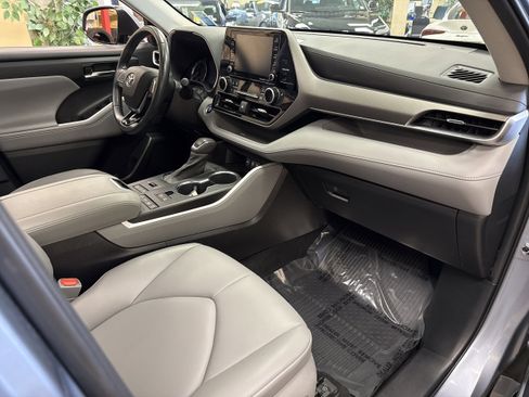 Used 2021 Toyota Highlander XLE image 17