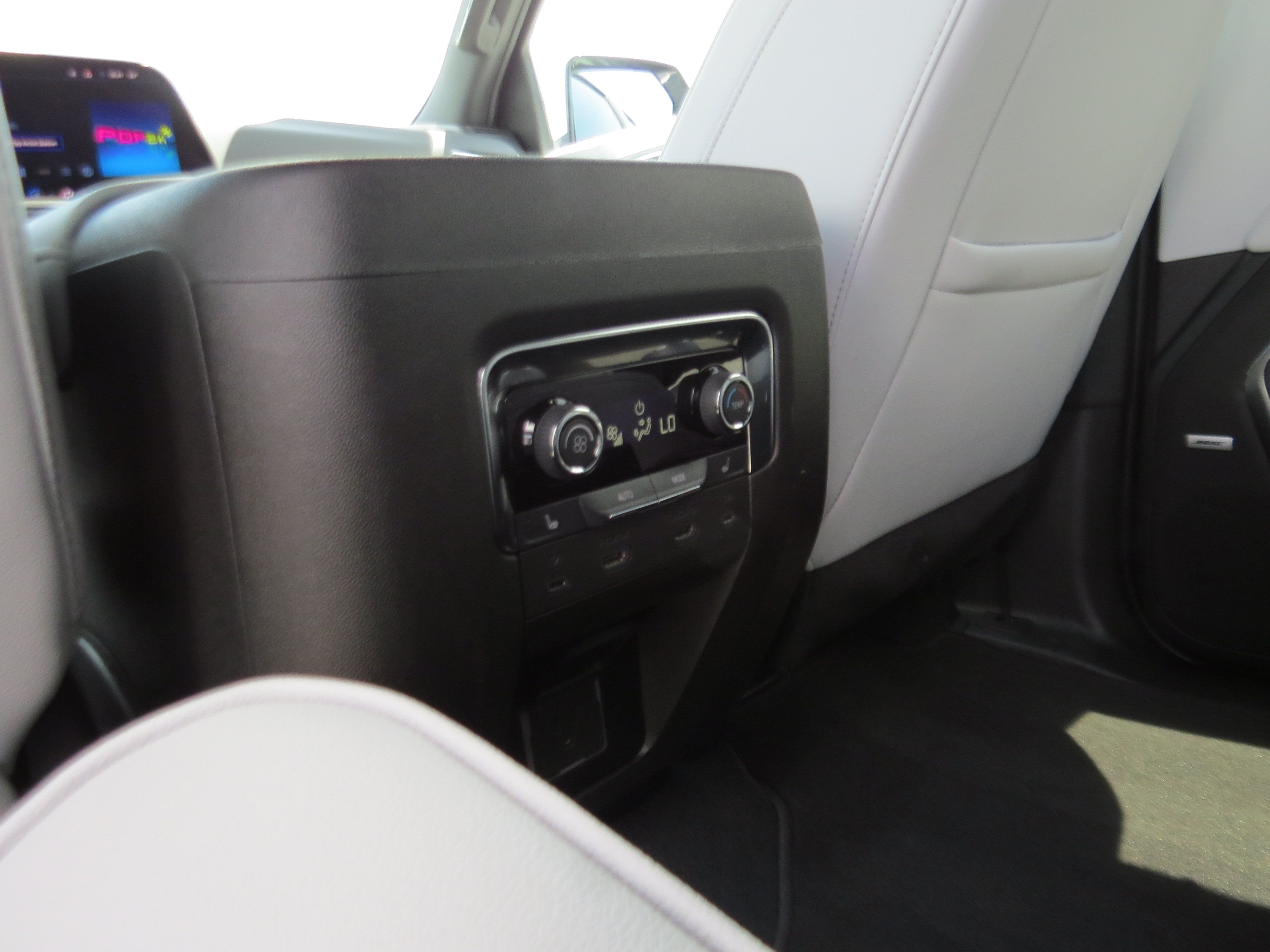 Used 2025 Chevrolet Suburban Premier AWD/4WD image 18