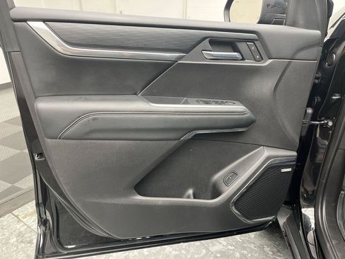 Used 2025 GMC Acadia Elevation w/ Elevation Premium Package AWD/4WD image 7