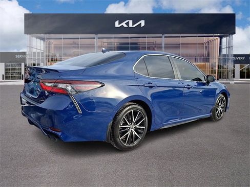 Used 2023 Toyota Camry SE image 6