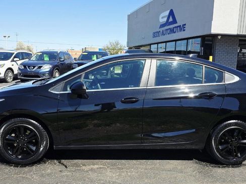 Used 2017 Chevrolet Cruze LT image 3