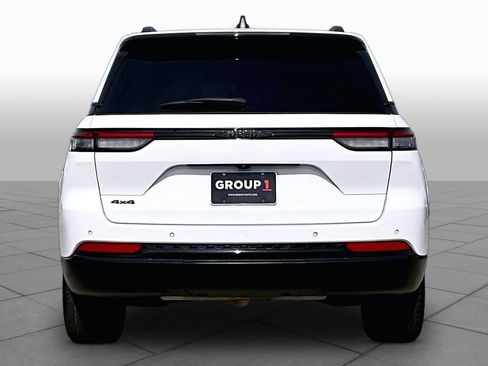 Used 2022 Jeep Grand Cherokee Altitude AWD/4WD image 5