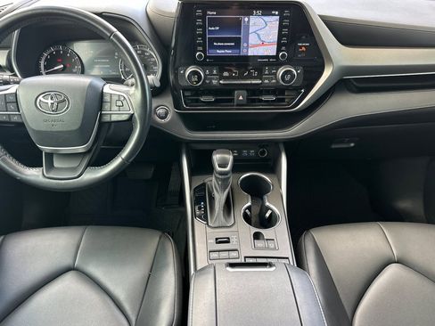Used 2022 Toyota Highlander XLE AWD/4WD image 17