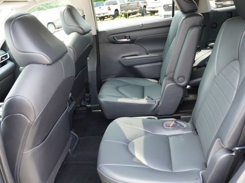 Used 2021 Toyota Highlander XLE AWD/4WD image 17