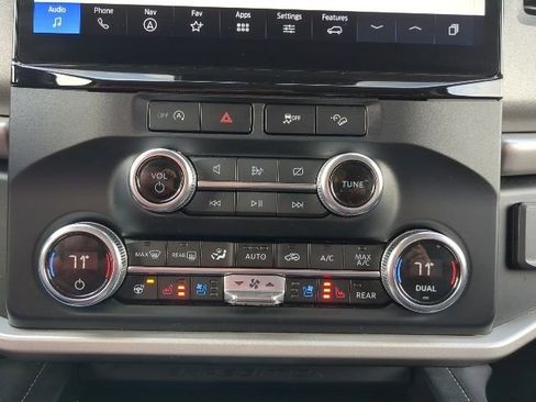 Used 2024 Ford Expedition Max XLT image 3