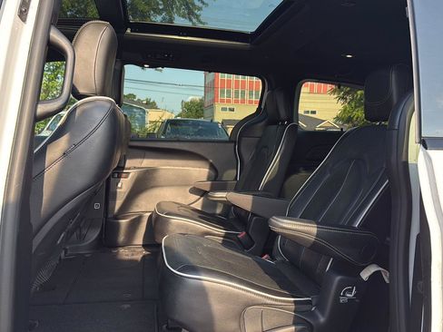 Used 2025 Chrysler Pacifica Limited FWD image 10