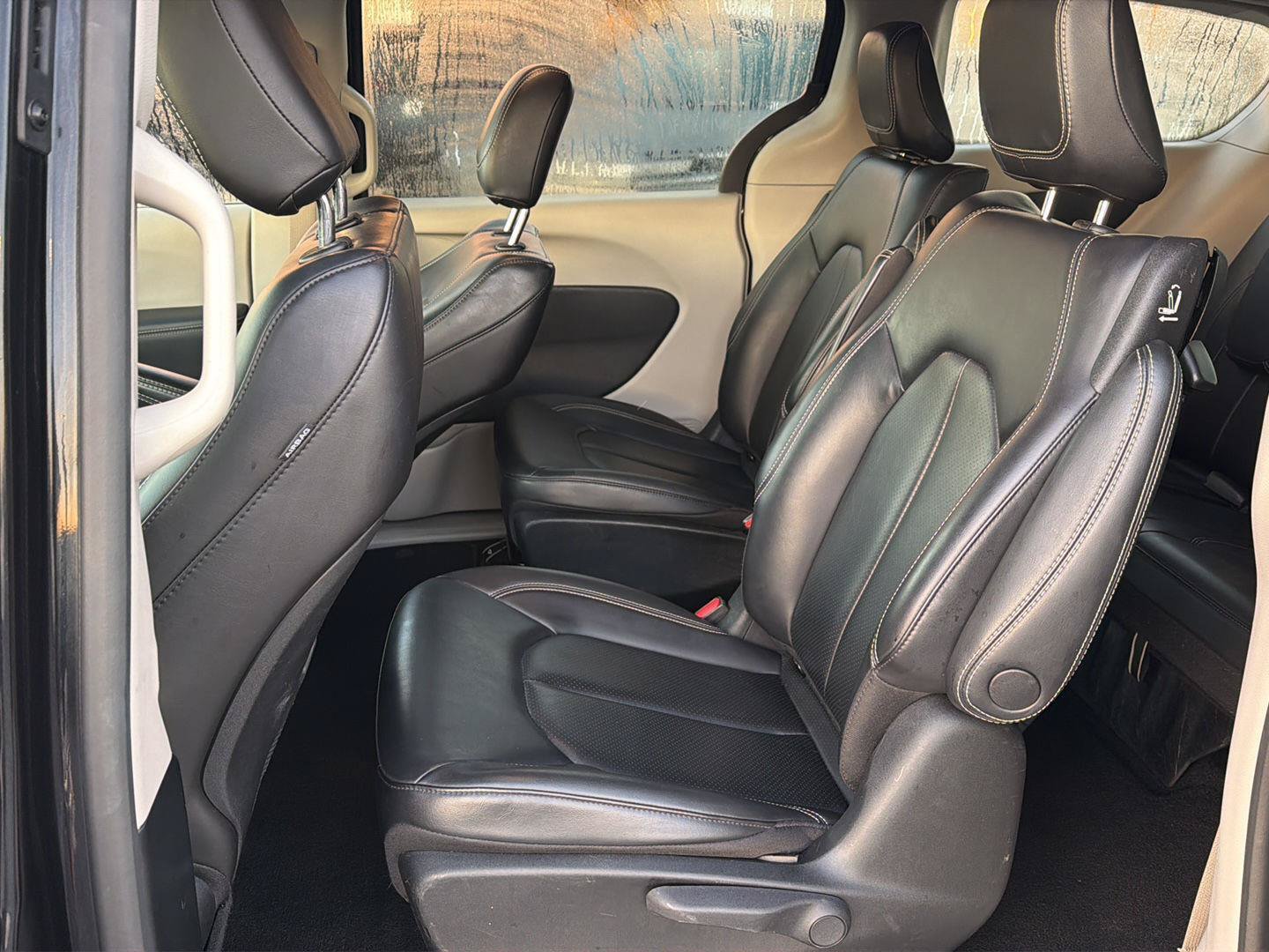 Used 2023 Chrysler Pacifica Touring-L FWD image 11