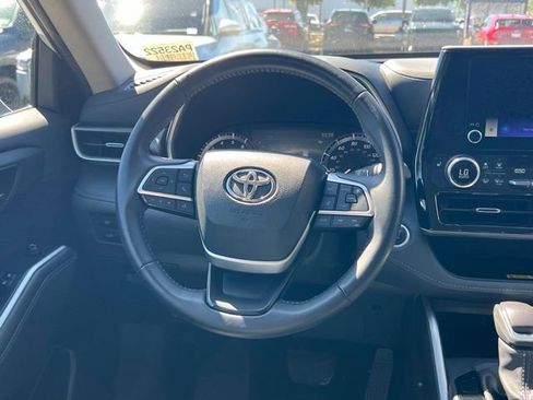 Used 2024 Toyota Highlander XLE AWD/4WD image 14